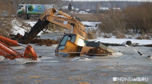 Из озера под Екатеринбургом начали вытаскивать экскаваторы-утопленники (ФОТО, добавлено ВИДЕО)