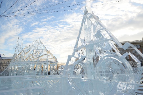 В ледовый городок на площади 1905 года вас пустят только завтра. Посмотрите, что там есть