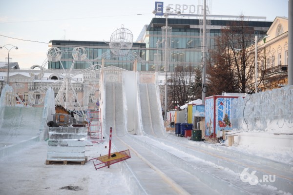 В ледовый городок на площади 1905 года вас пустят только завтра. Посмотрите, что там есть