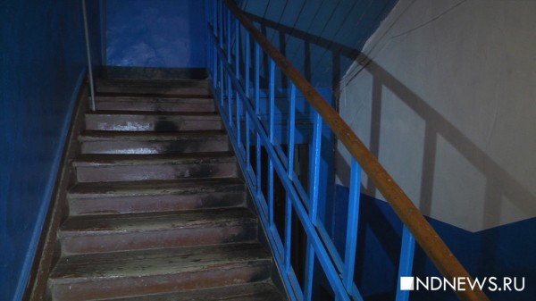 «Мы от каждого шороха выбегаем в подъезд», – на Эльмаше дважды пытались спалить аварийный дом, где живут люди (ФОТО, ВИДЕО)