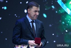 Свердловский губернатор опередил президента, за сутки поздравив уральцев с Новым годом. ВИДЕО