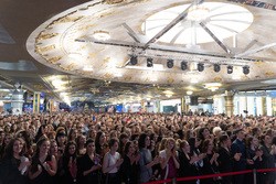 Один из самых больших офисов мира пережил первый корпоратив. Но главная интрига — в шесть раз крупнее. ФОТО Один из самых больших офисов мира пережил первый корпоратив. Но главная интрига — в шесть раз крупнее. ФОТО