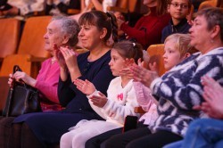 Чудо-Ёлка зажглась на арене цирка для детей из малообеспеченных семей