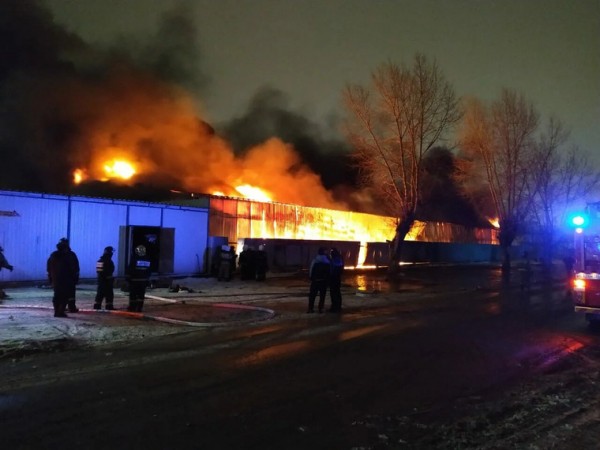 В Екатеринбурге горят помещения на рынке. ФОТО