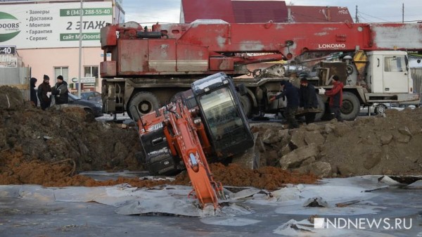 Из озера под Екатеринбургом начали вытаскивать экскаваторы-утопленники (ФОТО, добавлено ВИДЕО)