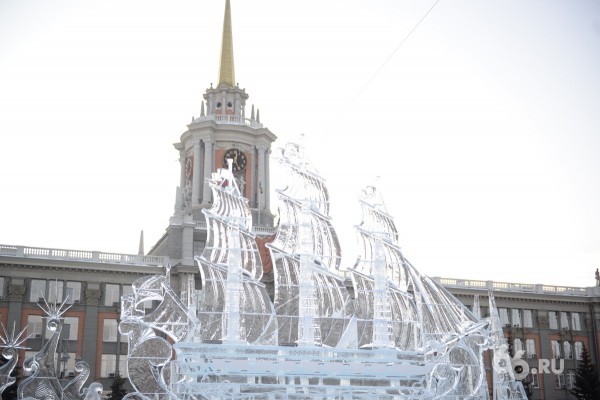 В ледовый городок на площади 1905 года вас пустят только завтра. Посмотрите, что там есть