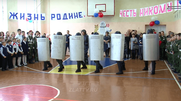 «Палкой сверху — бей!» Спецназ ФСИН показал детям приемы разгона протестующих