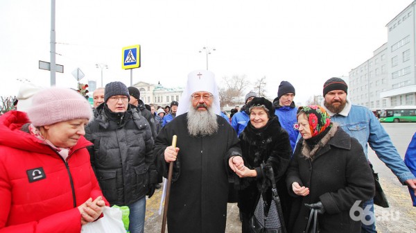 Четыре тысячи человек прошли крестным ходом по городу в честь Дня святой Екатерины Четыре тысячи человек прошли крестным ходом по городу в честь Дня святой Екатерины