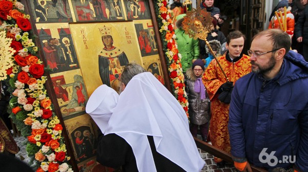 Четыре тысячи человек прошли крестным ходом по городу в честь Дня святой Екатерины Четыре тысячи человек прошли крестным ходом по городу в честь Дня святой Екатерины