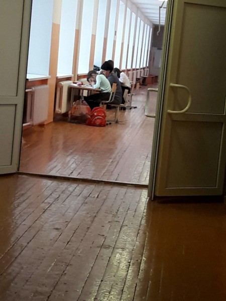 Прокуратура проверит школу, в которой ученики коррекционного класса вынуждены заниматься в коридоре (ФОТО)