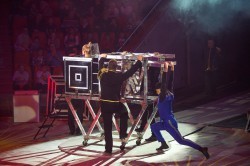 Чудо-Ёлка зажглась на арене цирка для детей из малообеспеченных семей