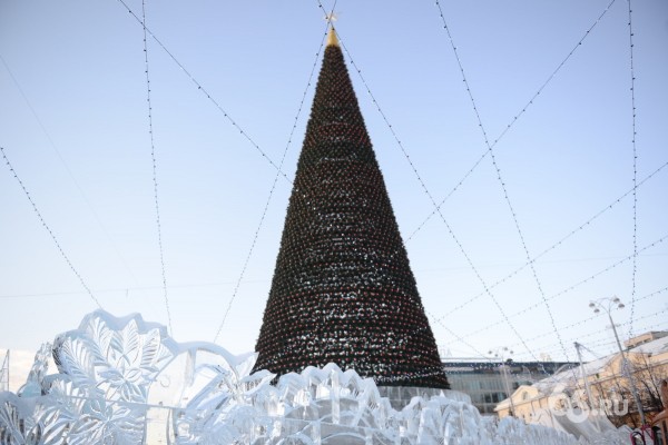 В ледовый городок на площади 1905 года вас пустят только завтра. Посмотрите, что там есть