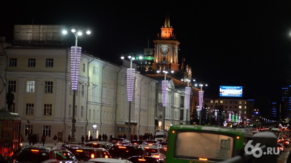 В Екатеринбурге зажгли «фееричную» иллюминацию за 40 млн. Смотрите, как это выглядит В Екатеринбурге зажгли «фееричную» иллюминацию за 40 млн. Смотрите, как это выглядит