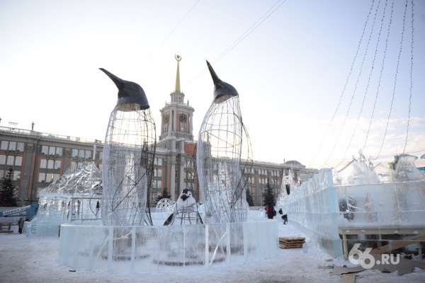 В ледовый городок на площади 1905 года вас пустят только завтра. Посмотрите, что там есть