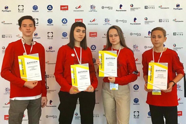 Лицеисты из Екатеринбурга решили инженерную задачу и поговорили с Путиным Лицеисты из Екатеринбурга решили инженерную задачу и поговорили с Путиным