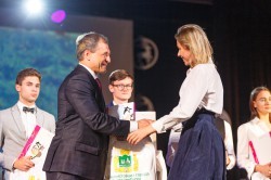 Талантливые школьники Екатеринбурга получили стипендию «Признание»