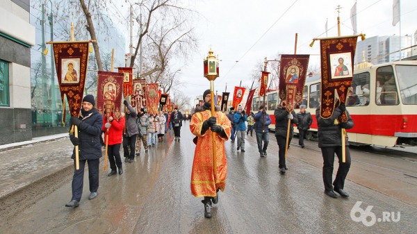 Четыре тысячи человек прошли крестным ходом по городу в честь Дня святой Екатерины Четыре тысячи человек прошли крестным ходом по городу в честь Дня святой Екатерины