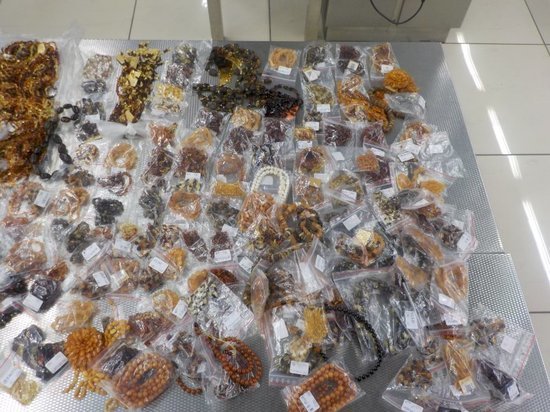 Жительница Китая не задекларировала в Кольцово 19 килограммов янтаря