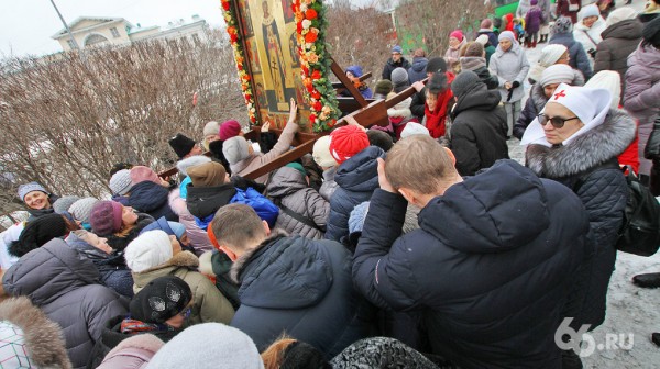 Четыре тысячи человек прошли крестным ходом по городу в честь Дня святой Екатерины Четыре тысячи человек прошли крестным ходом по городу в честь Дня святой Екатерины