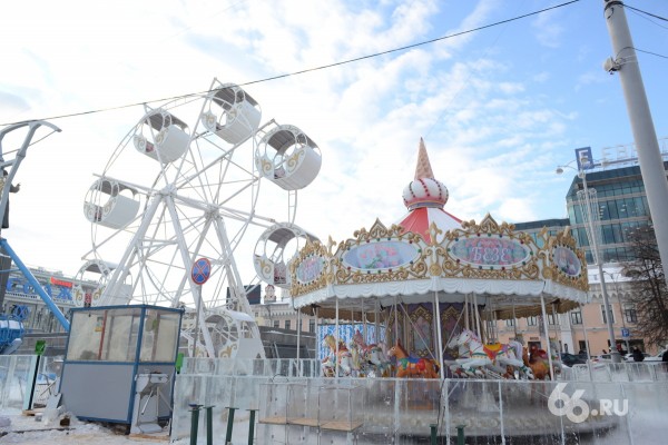 В ледовый городок на площади 1905 года вас пустят только завтра. Посмотрите, что там есть
