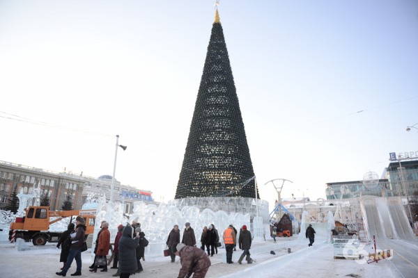 В ледовый городок на площади 1905 года вас пустят только завтра. Посмотрите, что там есть