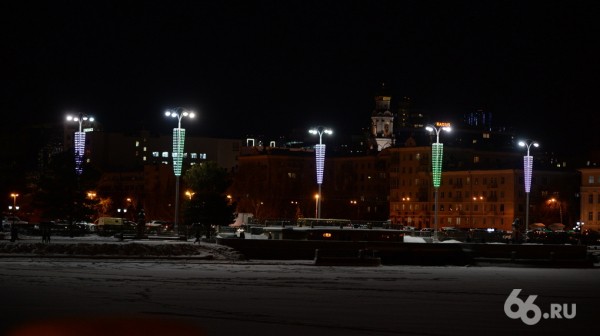 В Екатеринбурге зажгли «фееричную» иллюминацию за 40 млн. Смотрите, как это выглядит В Екатеринбурге зажгли «фееричную» иллюминацию за 40 млн. Смотрите, как это выглядит