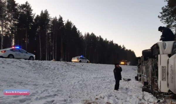 На Урале перевернулся автобус с фанатами Макса Коржа (ФОТО) На Урале перевернулся автобус с фанатами Макса Коржа (ФОТО)