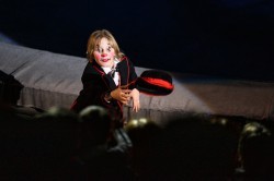 Чудо-Ёлка зажглась на арене цирка для детей из малообеспеченных семей