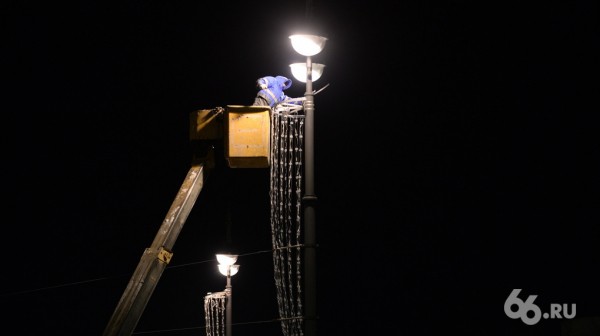 В Екатеринбурге зажгли «фееричную» иллюминацию за 40 млн. Смотрите, как это выглядит В Екатеринбурге зажгли «фееричную» иллюминацию за 40 млн. Смотрите, как это выглядит