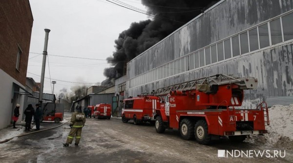 На складе в Екатеринбурге горят 90 тонн краски (ФОТО, ВИДЕО)