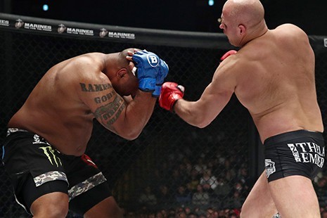 MMA: Фёдор Емельяненко нокаутировал 120-килограммового американца