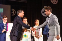 Талантливые школьники Екатеринбурга получили стипендию «Признание»