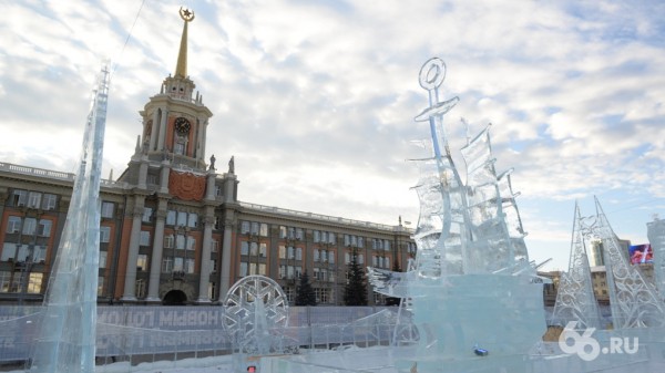 В ледовый городок на площади 1905 года вас пустят только завтра. Посмотрите, что там есть