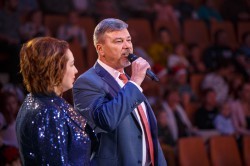 Чудо-Ёлка зажглась на арене цирка для детей из малообеспеченных семей