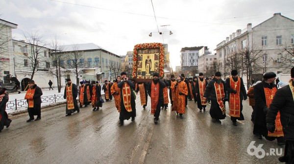 Четыре тысячи человек прошли крестным ходом по городу в честь Дня святой Екатерины Четыре тысячи человек прошли крестным ходом по городу в честь Дня святой Екатерины