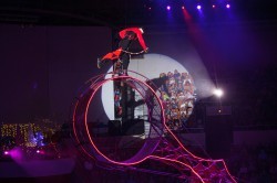 Чудо-Ёлка зажглась на арене цирка для детей из малообеспеченных семей