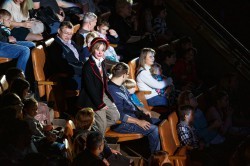 Чудо-Ёлка зажглась на арене цирка для детей из малообеспеченных семей