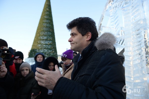 В ледовый городок на площади 1905 года вас пустят только завтра. Посмотрите, что там есть