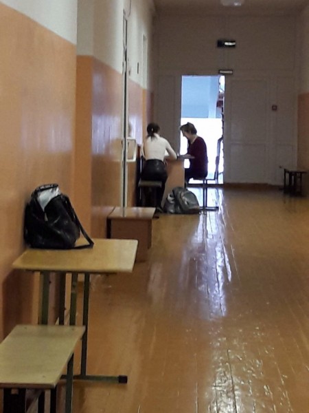 Прокуратура проверит школу, в которой ученики коррекционного класса вынуждены заниматься в коридоре (ФОТО)