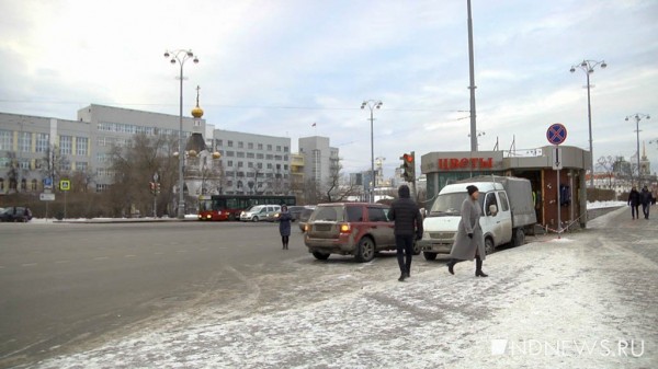 В центре Екатеринбурга со скандалом сносят легендарный киоск «Цветы от Аллы» (ФОТО, ВИДЕО)