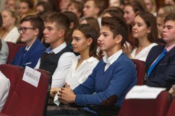 Талантливые школьники Екатеринбурга получили стипендию «Признание»