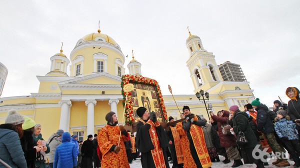 Четыре тысячи человек прошли крестным ходом по городу в честь Дня святой Екатерины Четыре тысячи человек прошли крестным ходом по городу в честь Дня святой Екатерины