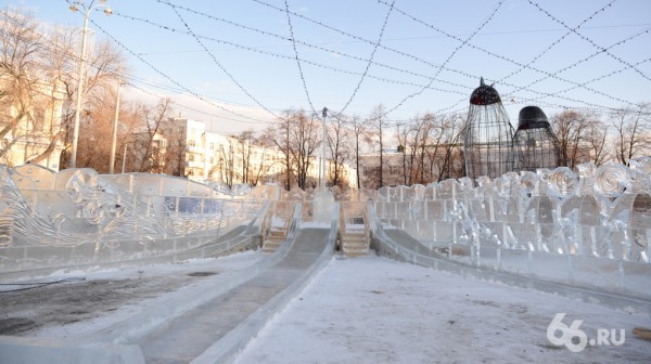 В ледовый городок на площади 1905 года вас пустят только завтра. Посмотрите, что там есть