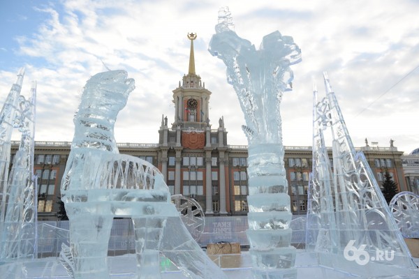 В ледовый городок на площади 1905 года вас пустят только завтра. Посмотрите, что там есть