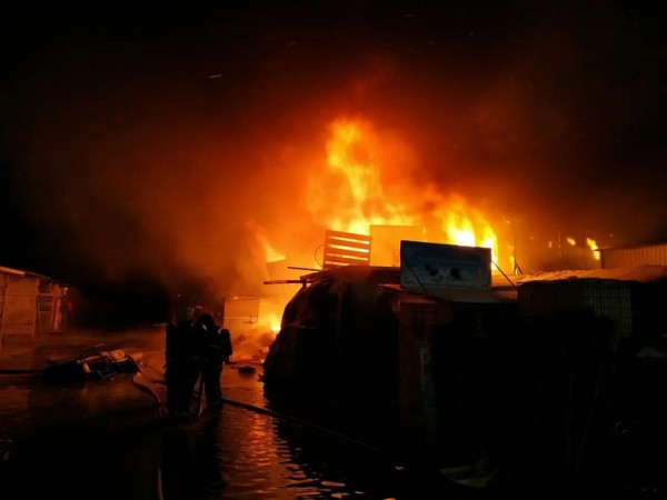 В Екатеринбурге горят помещения на рынке. ФОТО
