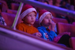 Чудо-Ёлка зажглась на арене цирка для детей из малообеспеченных семей