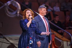 Чудо-Ёлка зажглась на арене цирка для детей из малообеспеченных семей