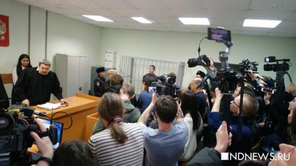 Подозреваемого в убийстве девушек на Уктусе привезли в суд (ФОТО, ВИДЕО)