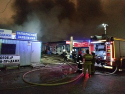 В Екатеринбурге горят помещения на рынке. ФОТО
