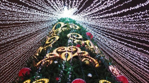 В Екатеринбурге зажгли «фееричную» иллюминацию за 40 млн. Смотрите, как это выглядит В Екатеринбурге зажгли «фееричную» иллюминацию за 40 млн. Смотрите, как это выглядит